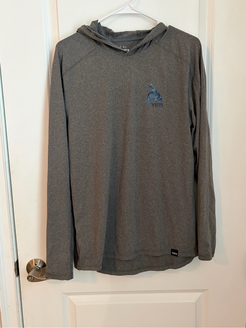 YETI Grey Pullover Men’s Small Hoodie Hooded Long Sleeve Logo Performance